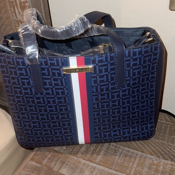 Sold elsewhere TOMMY HILFIGER Women Navy Waverly All
Over Monogram Print - Picture 5 of 12